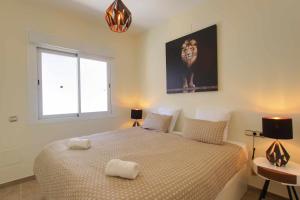 Postel nebo postele na pokoji v ubytování 1166 Modern Luxury Villa with Panoramic Golf Views + 33 fotografií