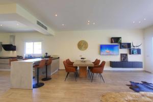 TV a/nebo společenská místnost v ubytování 1166 Modern Luxury Villa with Panoramic Golf Views