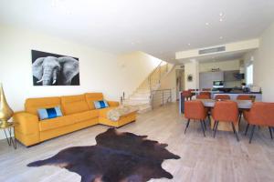 Posezení v ubytování 1166 Modern Luxury Villa with Panoramic Golf Views