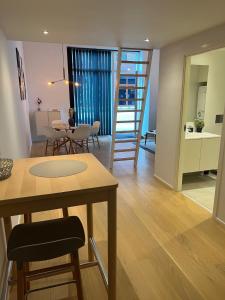 Fotografie z fotogalerie ubytování Exclusive Aalborg Harbourfront Apartment with Private Entrance v destinaci Aalborg