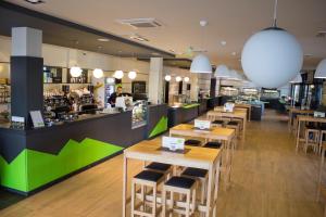Reštaurácia alebo iné gastronomické zariadenie v ubytovaní Hotel Lika Jug