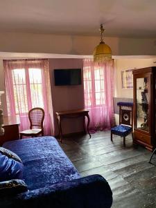 a living room with a couch and a tv at La maison d'en haut in Josselin