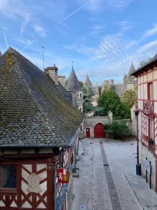 an alley with a castle in the background at La maison d'en haut in Josselin