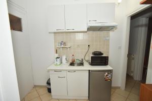 Dapur atau dapur kecil di Cosmo Rooms - Seaside Elegance with Views of Monemvasia Castle