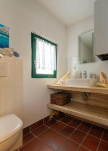 a bathroom with a sink and a toilet and a mirror at Urlaub im historischen Pesthäuschen in Xanten