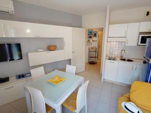 Una cocina y un comedor con mesa y sillas. en Coquet 2P avec 2 balcons, clim, parking et Wi-Fi gratuit, en plein centre de Menton - FR-1-196-157, en Menton 7 fotos más