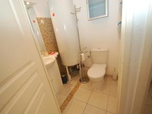 une petite salle de bain avec toilettes et lavabo dans l'établissement Spacieux 3P en Centre-ville de Menton, Terrasse, Parking, Wifi Gratuit, Proche Plage - FR-1-196-270, à Menton