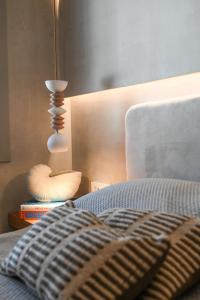 Postel nebo postele na pokoji v ubytování Pefki Luxury Suites