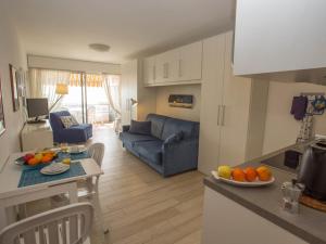 a kitchen and living room with a table with fruit on it at Studio rénové face mer avec terrasse, clim, wifi et proche commodités à Menton - FR-1-196-167 in Menton