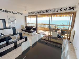 Una vista general del mar o el mar tomado desde el departamento 8 fotos más