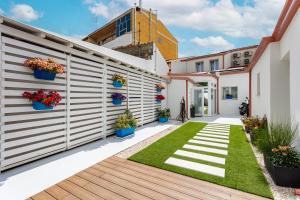 a garden with a wooden fence and plants at Ali'S rooms and apartments in Càbras