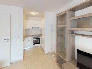 Una cocina con gabinetes blancos y una estufa. en Charmant 2P moderne avec terrasse, parking privé, en plein centre de Menton, à 2 pas de la mer - FR-1-196-200, en Menton