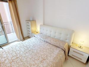 Un dormitorio con una cama y una ventana grande. en Charmant 2P moderne avec terrasse, parking privé, en plein centre de Menton, à 2 pas de la mer - FR-1-196-200, en Menton