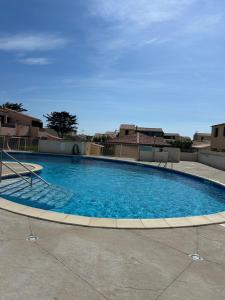 Una gran piscina azul en la parte superior de un edificio en studio village naturiste, en Leucate 2 fotos más