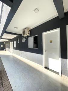 马林加Kitnet Luz do Mar - 04 com ar condicionado的一个空房间,有门和墙