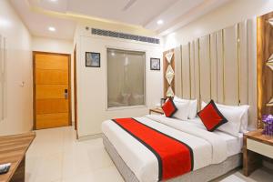 Postel nebo postele na pokoji v ubytování Hotel Shree Guru International 300 Meter From New Delhi Railway Station
