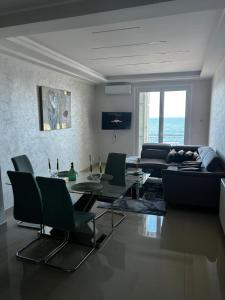 Μια τηλεόραση ή/και κέντρο ψυχαγωγίας στο Sea Front View - FRONT DE MER ET VUE PANORAMIQUE +9 φωτογραφίες