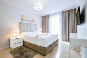 Łóżko lub łóżka w pokoju w obiekcie Promenada by Baltic Home