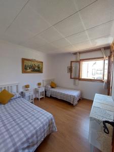 a room with two beds and a window at Gran Vista - playa y piscina in Gran Alacant