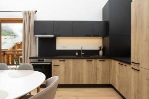 Nhà bếp/bếp nhỏ tại Le Kamdbaz, Morzine centre, 4-7 personnes +7 ảnh