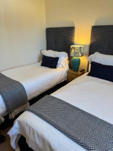 Postel nebo postele na pokoji v ubytování Aaron Glen Guest Apartments