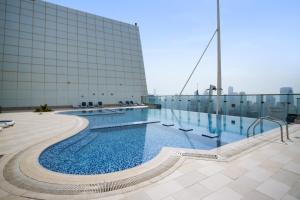 Swimmingpoolen hos eller tæt på Urban Studio Apartment In Goldcrest Views Jlt