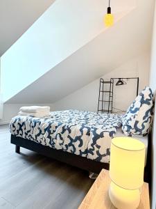 a bedroom with a bed and a yellow stool at Hypercentre - 3 chambres - proche château et commerces in Châteaubriant