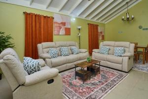 欧丘里欧DeJee lodging的有两张沙发和一张桌子的客厅