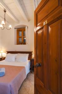 Postel nebo postele na pokoji v ubytování Authentic Suites in Fiscardo (Archontiko)