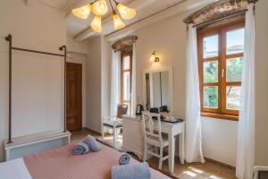 Postel nebo postele na pokoji v ubytování Authentic Suites in Fiscardo (Archontiko)