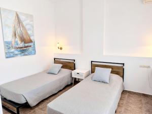 Ένα ή περισσότερα κρεβάτια σε δωμάτιο στο Lindas Villa In Unrivalled position in Kournas - Amazing View