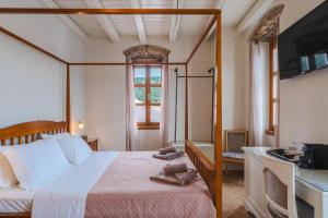 Postel nebo postele na pokoji v ubytování Authentic Suites in Fiscardo (Archontiko)