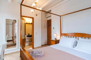 Postel nebo postele na pokoji v ubytování Authentic Suites in Fiscardo (Archontiko)
