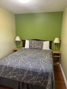 Łóżko lub łóżka w pokoju w obiekcie Lakeshore Suites