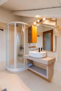 Koupelna v ubytování Authentic Suites in Fiscardo (Archontiko)