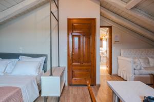 Postel nebo postele na pokoji v ubytování Authentic Suites in Fiscardo (Archontiko)