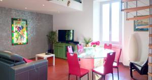 Televízia a/alebo spoločenská miestnosť v ubytovaní ღ LA CHARMERIE Duplex climatisé à 5min du Vieux Port