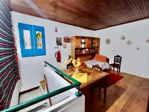 a living room with a table and a bed at Casa da Bia in Nisa