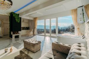 Χώρος καθιστικού στο Luxury Villa House with Private Pool, Jacuzzi & Sauna- Sarajevo Trebevic