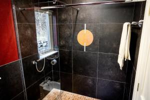 Ένα μπάνιο στο Cliff View Apartment +6 φωτογραφίες