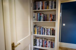 Η βιβλιοθήκη του διαμερίσματος
