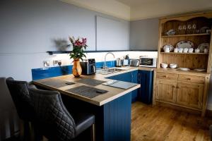 Η κουζίνα ή μικρή κουζίνα στο Cliff View Apartment