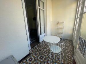 a small table and two chairs in a hallway at Hostal Balmes Centro in Barcelona