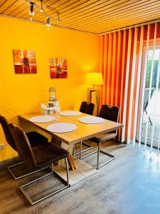 tavolo da pranzo con sedie e parete gialla di Sonnenblume - Sonne 2 rechts a Zingst