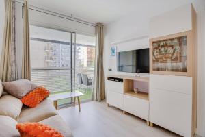 Una sala de estar con un sofá y un televisor. en Sabanell Park - Antoni, en Blanes