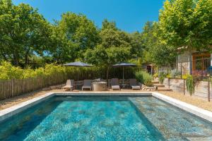 Swimmingpoolen hos eller tæt på Le Petit Écureuil