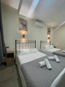 Ένα ή περισσότερα κρεβάτια σε δωμάτιο στο Hostal Balmes Centro +47 φωτογραφίες