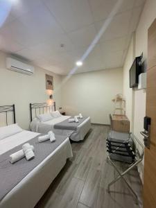 Una televisión o centro de entretenimiento en Hostal Balmes Centro 43 fotos más