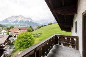een balkon met uitzicht op een berg bij Pop-up Hostel - Loisach in Lermoos