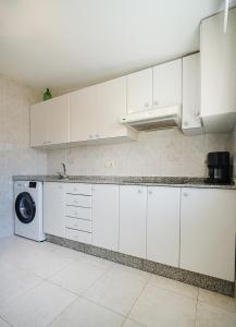 Køkken eller tekøkken på Apartamento cerca del Paseo Marítimo de O Grove